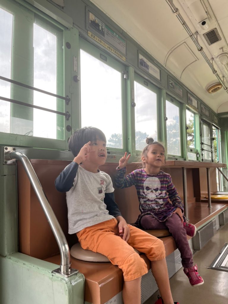 大阪の放課後等デイサービス児童発達支援オハナピース花園町のレトロな汽車に乗る子供の写真