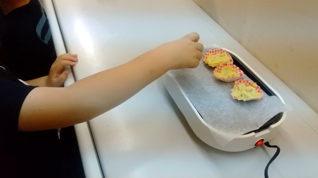 大阪西成の放課後等デイサービス、児童発達支援オハナピースの芋菓子調理実習教育療育