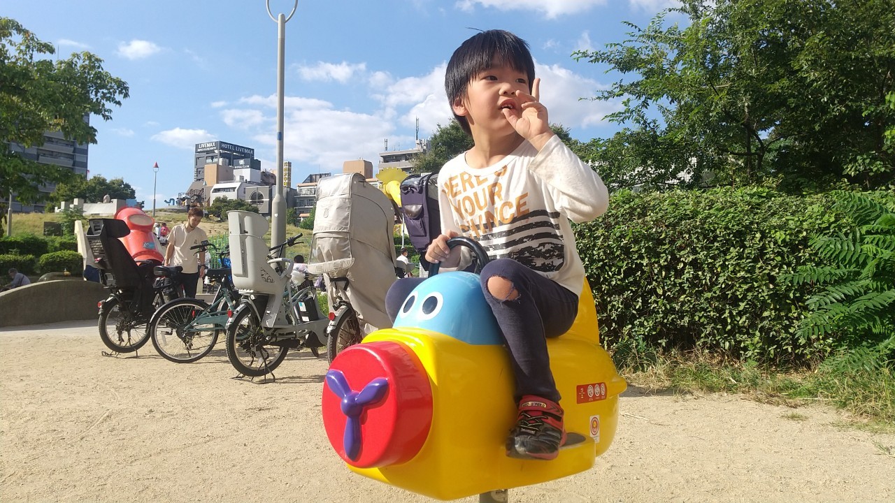 大阪市北区扇町公園で遊ぶ小学生