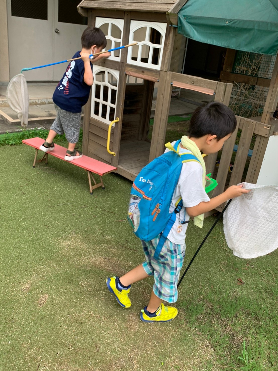 大阪の無料の遊び場ジャガピーパークで虫取りをする療育事業所オハナピースの小学生