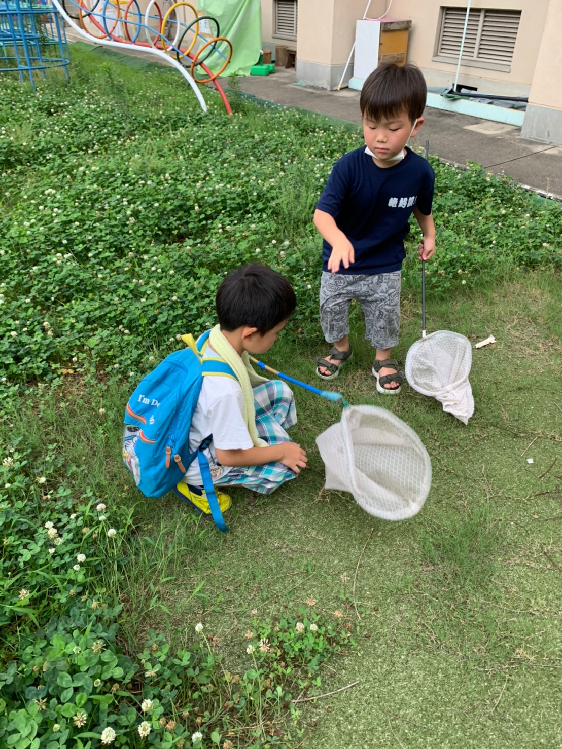 大阪の無料の遊び場ジャガピーパークで虫取りをする放課後等デイサービスオハナピースの小学生