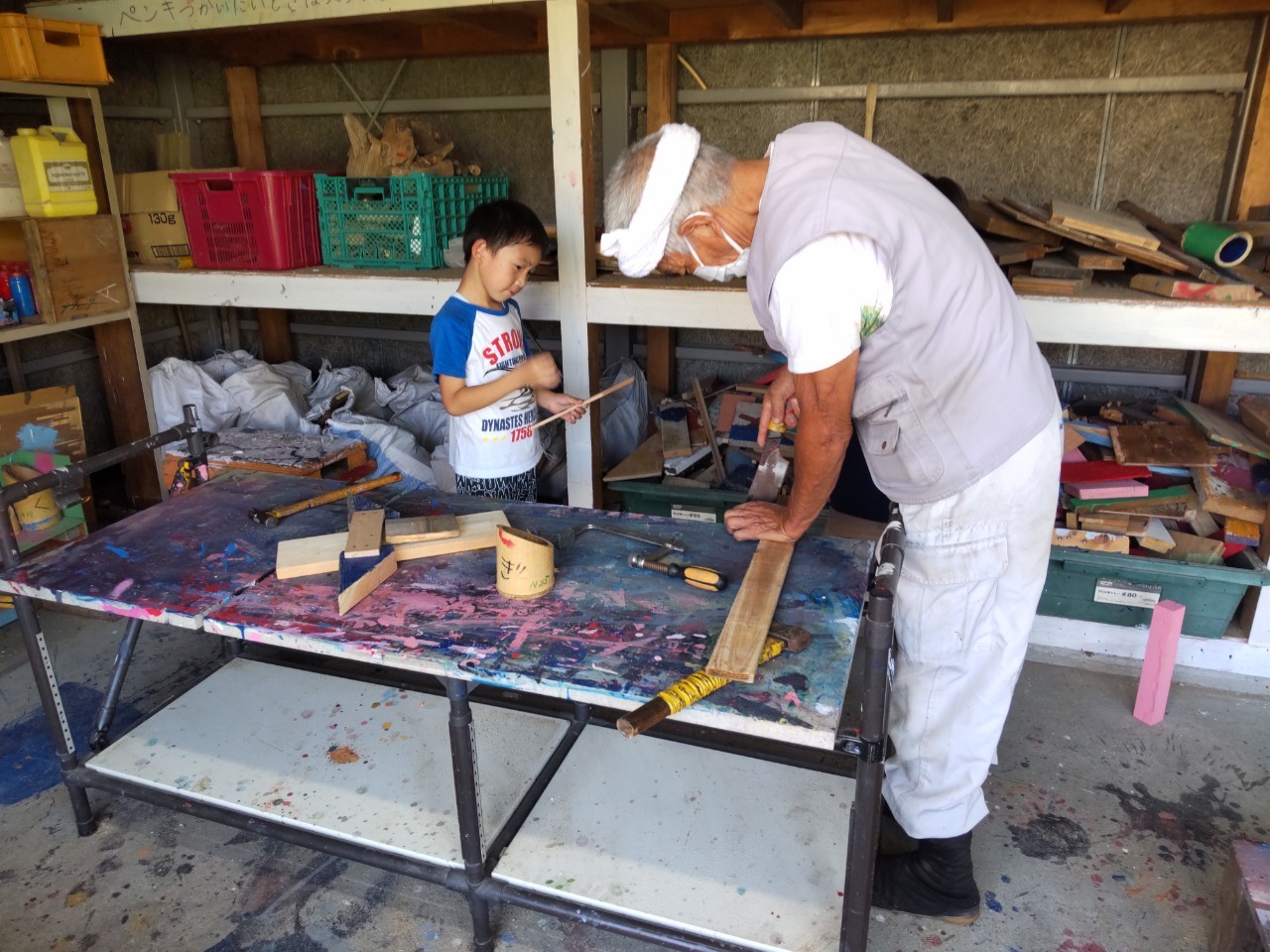 大阪市西成区の無料のお出かけスポットジャガピーパークで木工体験プログラムをする放デイ児童発達支援の小学生