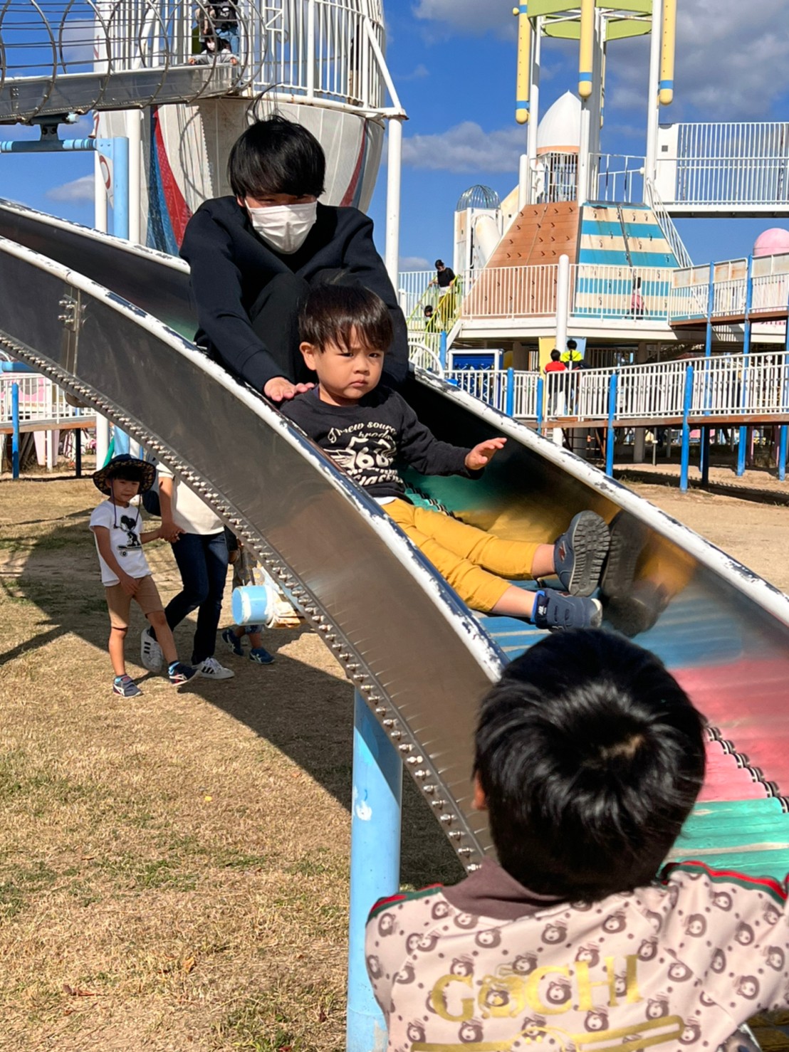 大阪市で外出プログラムが評判の児童福祉事業所オハナピース花園町から行った花園中央公園での子供の様子