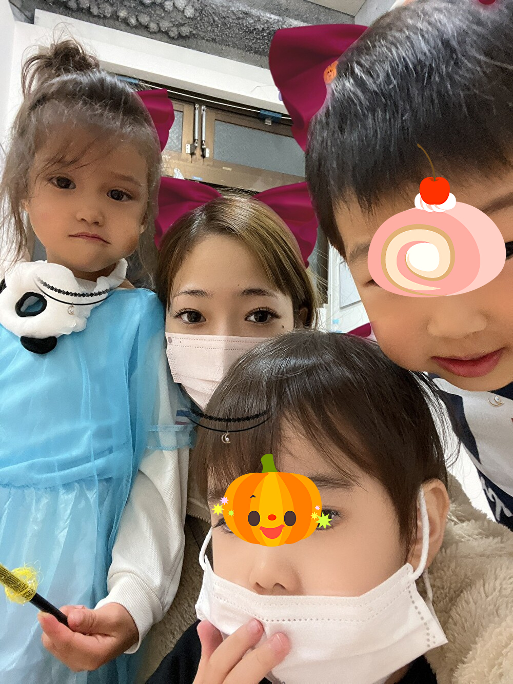 大阪市西成区の児童通所施設、療育事業所のハロウィンパーティを楽しむ小学生や保育園児
