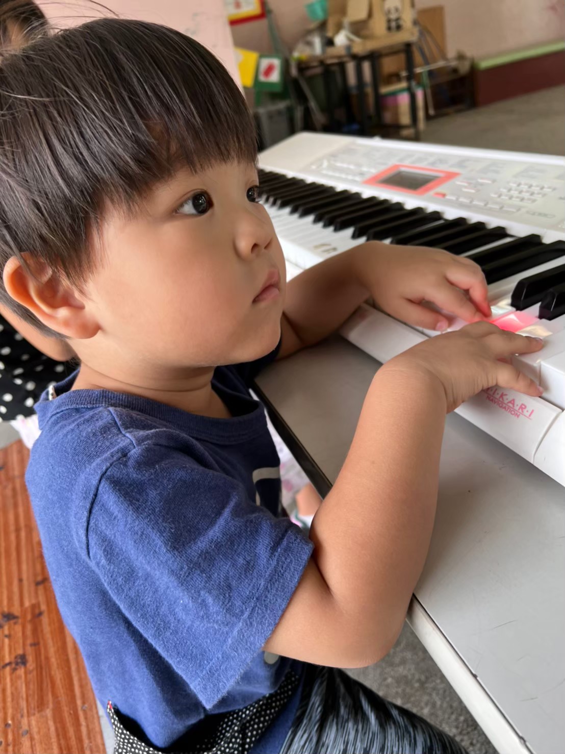 大阪市の無料お出かけスポットじゃがピーパークでピアノを弾く保育園児