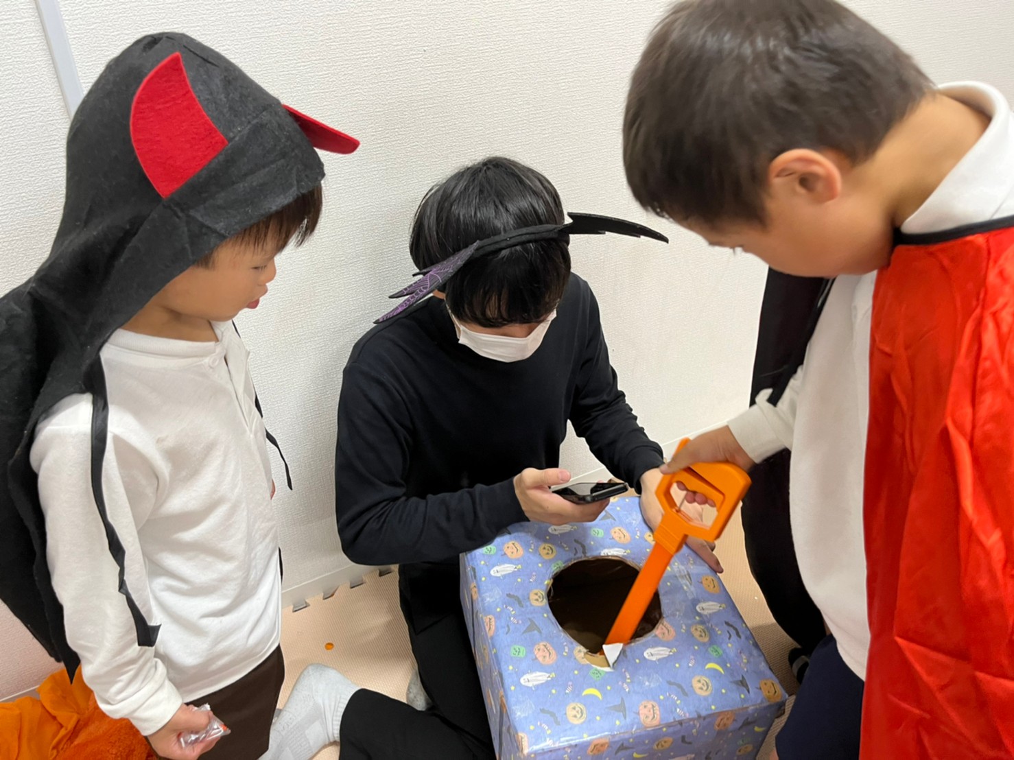 大阪市西成区の放児童一時預かり事業所でハロウィンパーティを楽しむ小学生や保育園児