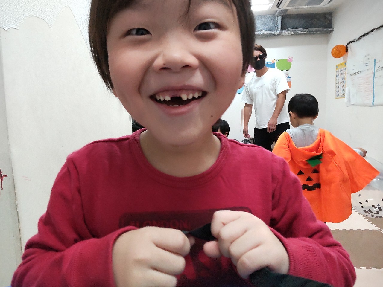 大阪市の児童発達支援、放課後等デイサービス、障害児童通所施設オハナピース花園町のハロウィンパーティ写真