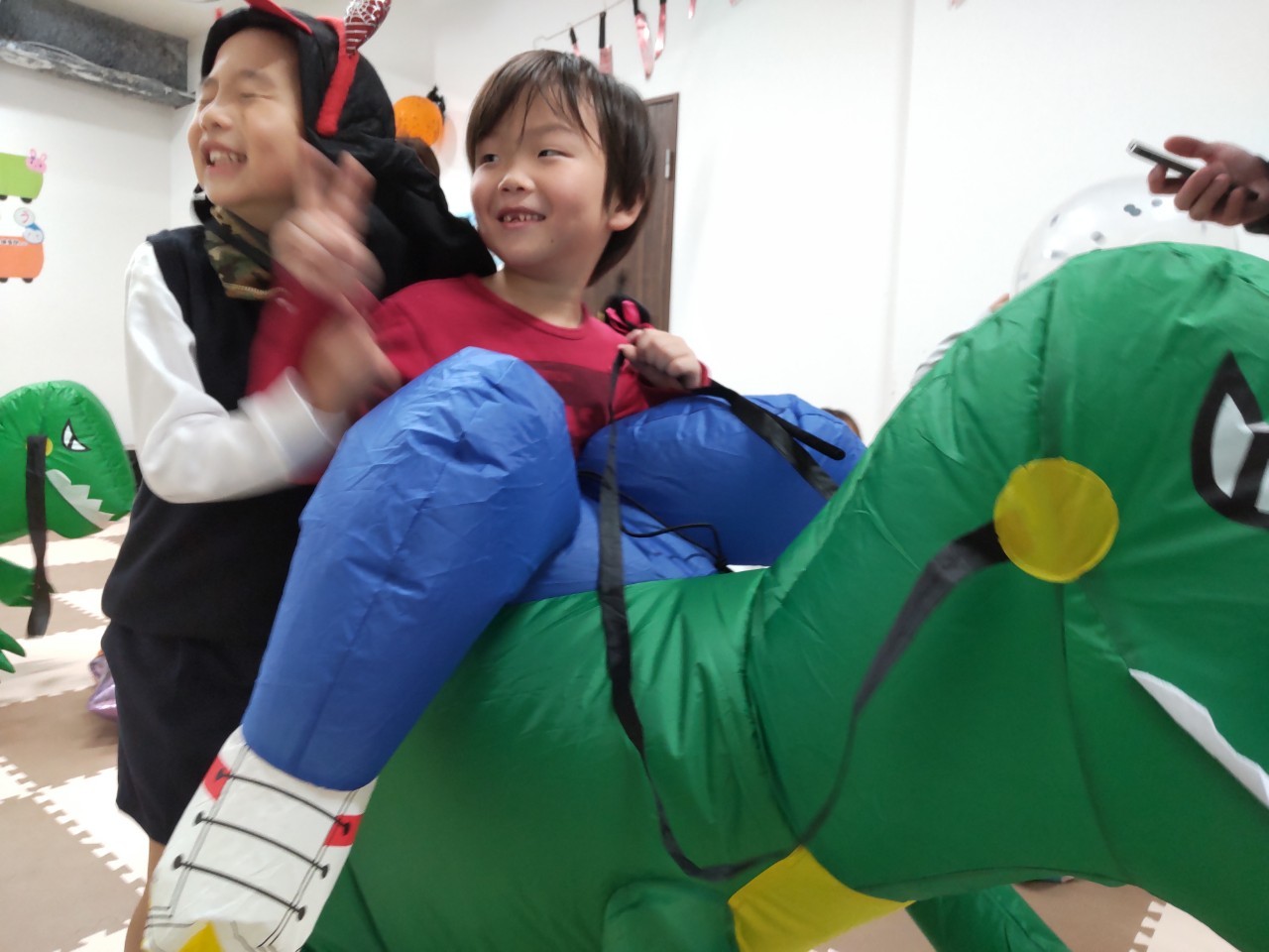 大阪市西成区の児童通所施設、療育事業所のハロウィンイベントを楽しむ小学生や保育園児