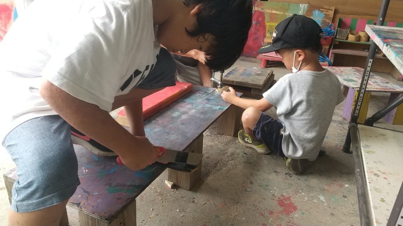 大阪市の無料のお出かけスポットジャガピーパークで図工プログラムを体験する放デイ児童発達支援の小学生