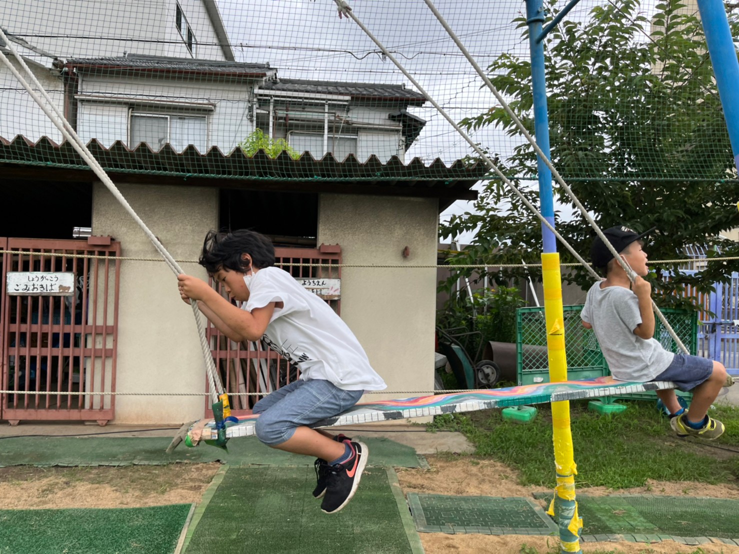 大阪の無料の遊び場ジャガピーパークで二人乗りブランコをする放課後等デイサービスオハナピースの小学生