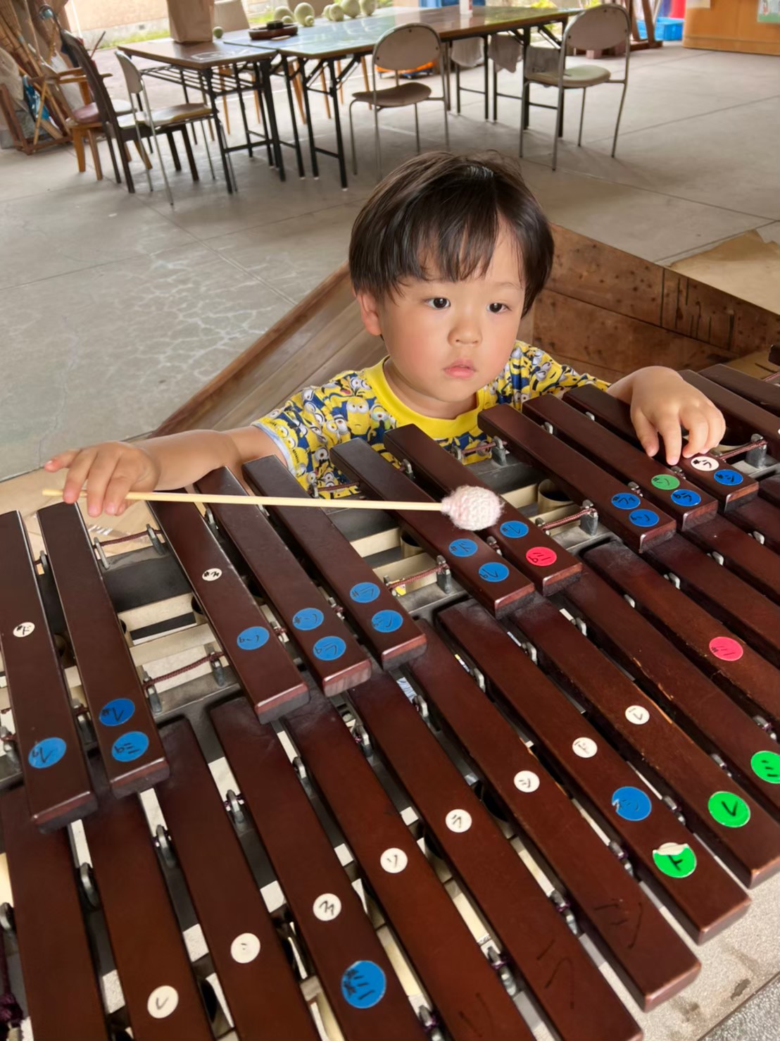 大阪市立津守小学校跡地ジャガピーパークで木琴を弾く男の子