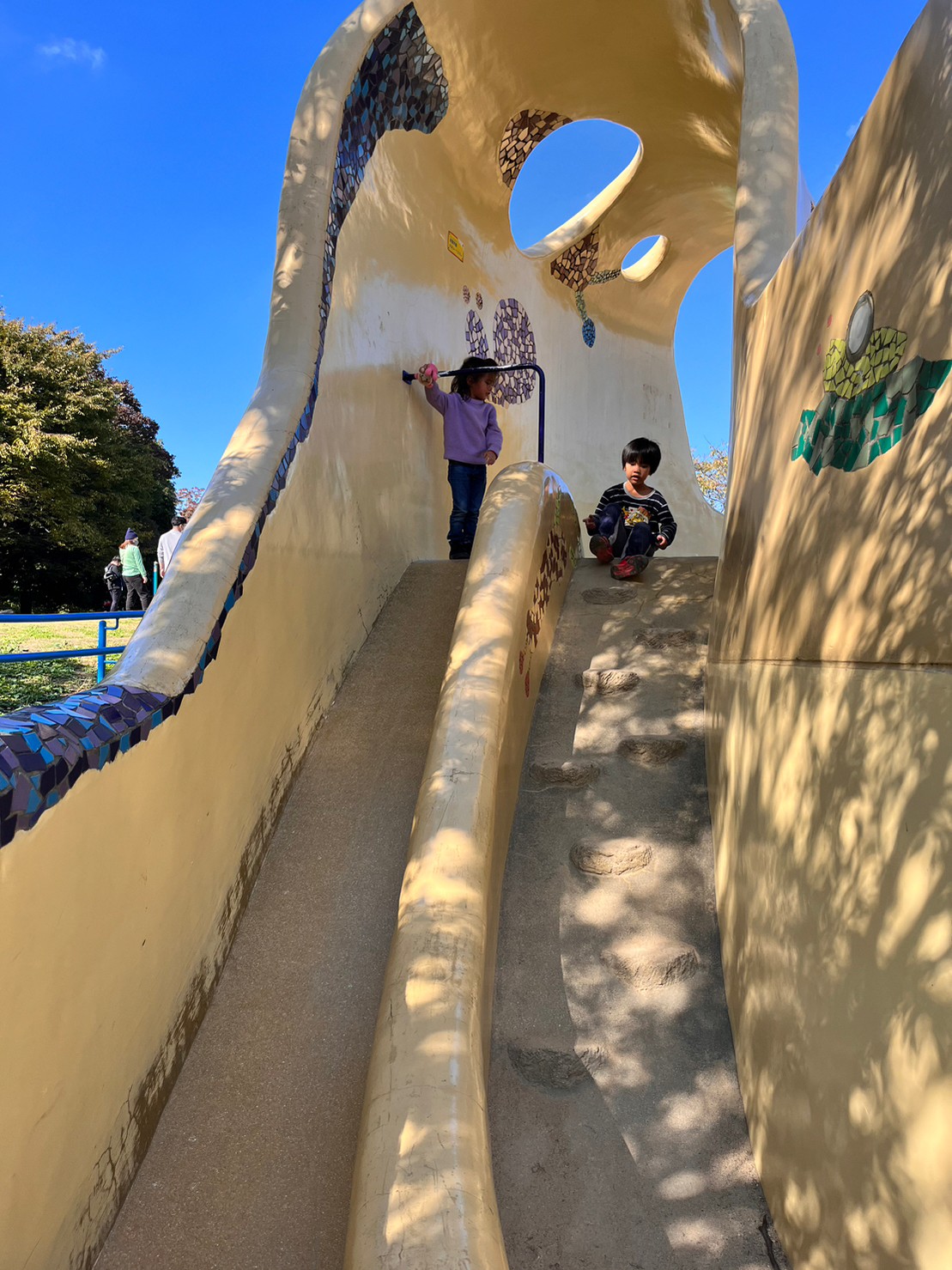 久宝寺緑地公園の滑り台で遊ぶ児童発達支援の子供たち