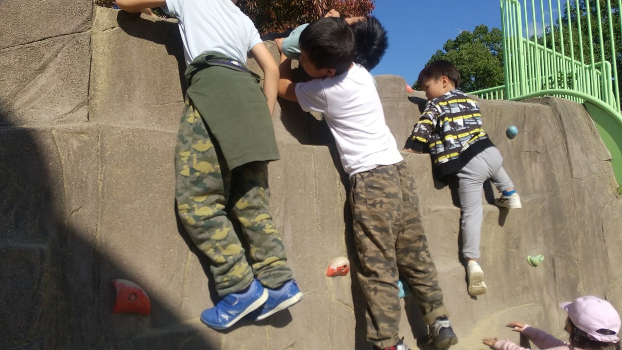久宝寺緑地でボルダリングに挑戦する大阪オハナピースの児童