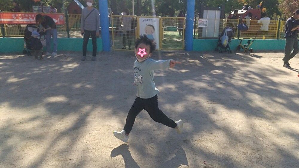 楽しそうに久宝寺緑地公園を走り回る子供