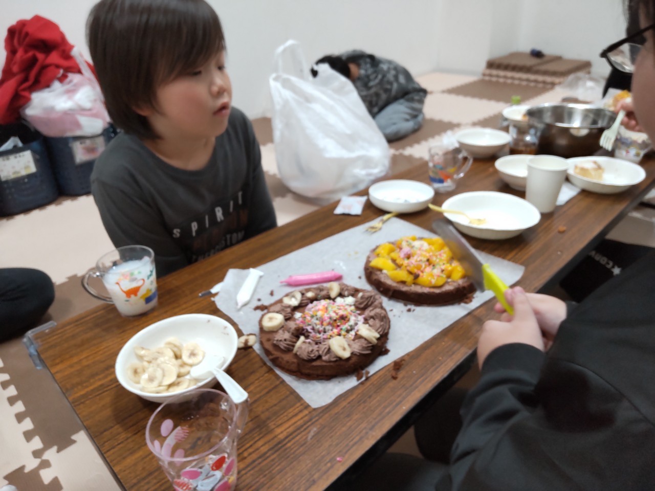 大阪市の児童発達支援、放課後等デイサービス、オハナピース花園町でのクリスマスケーキ作り療育