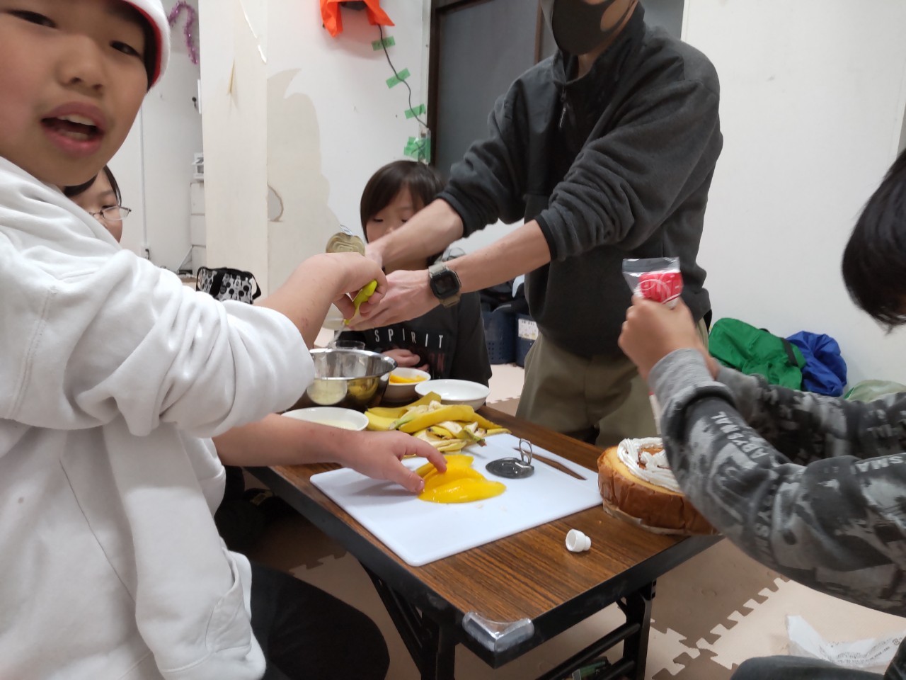 大阪市の児童発達支援、放課後等デイサービス、オハナピース花園町でのクリスマスケーキ作りの写真
