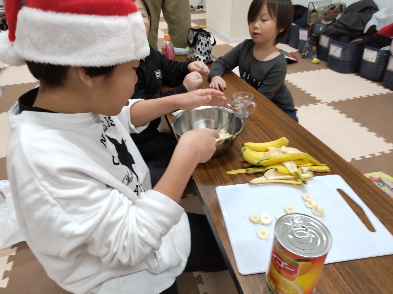 大阪市の児童発達支援、放課後等デイサービス、オハナピース花園町でのクリスマスケーキ作り
