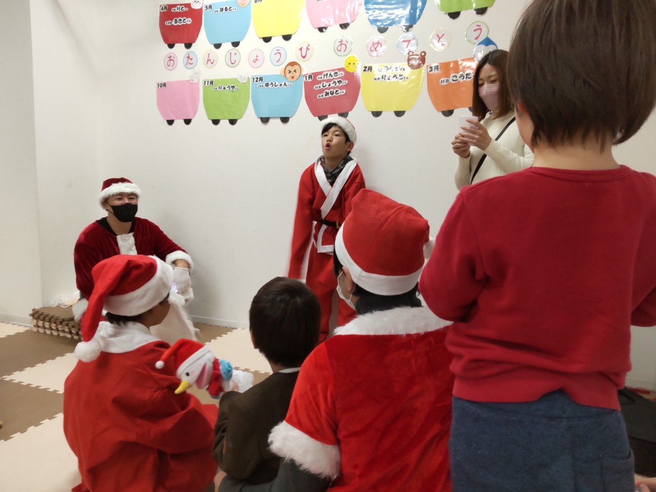 大阪市の児童発達支援オハナピース花園町のクリスマスを楽しむ小学生
