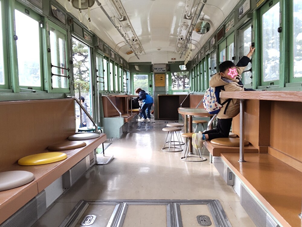 堺市浜寺公園のチンチン電車で遊ぶオハナピースの子供