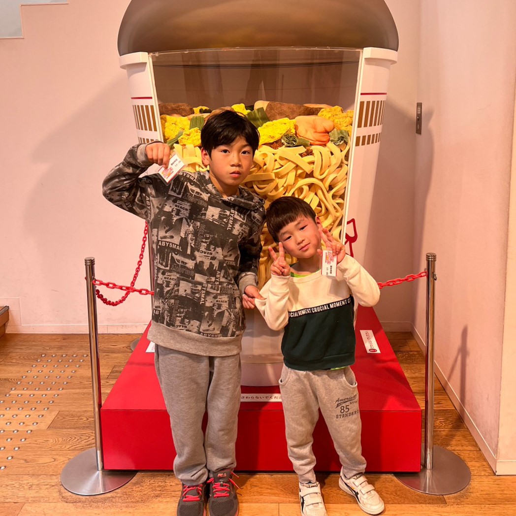 池田市のカップヌードルミュージアムに行った放デイの小学生
