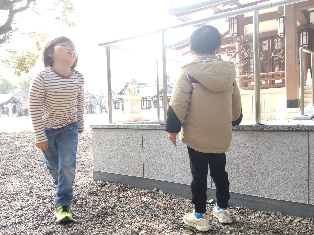 大阪護国神社でお参りをする児童発達支援と放課後等デイサービスの子供