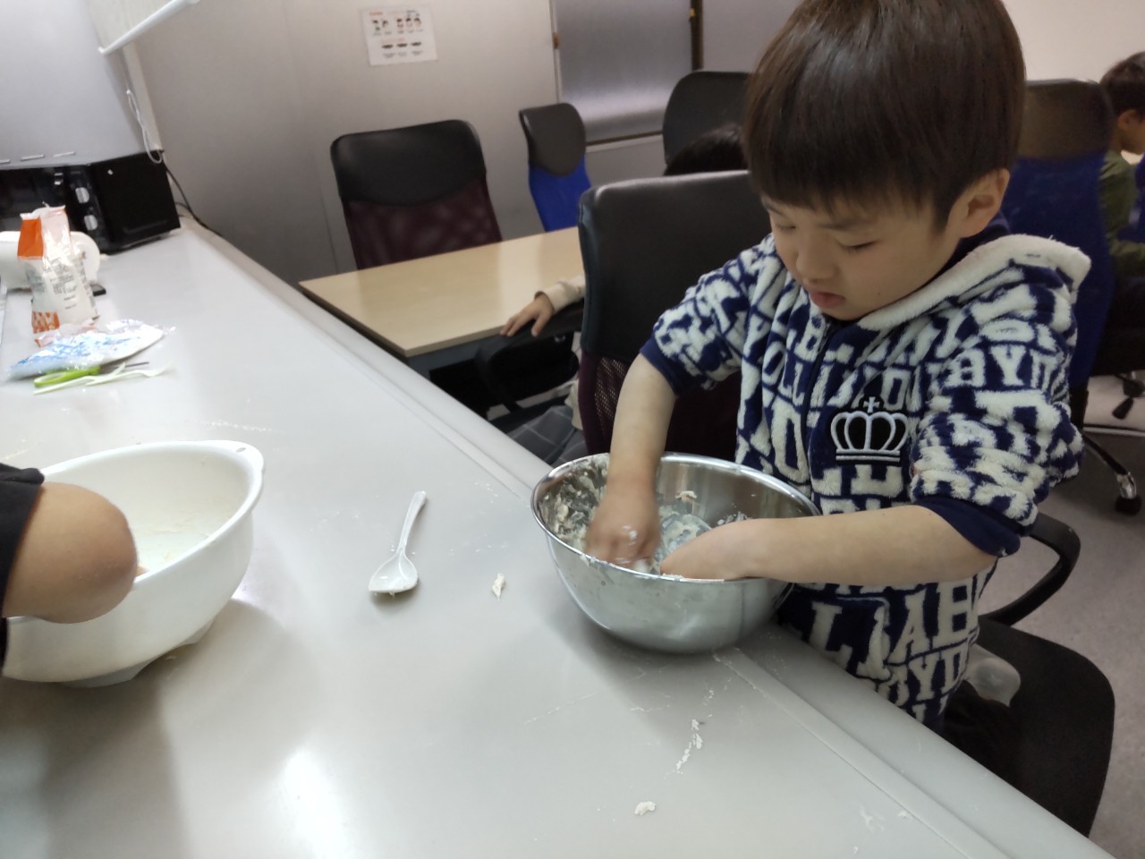 大阪西成の児童発達支援・放課後等デイサービスのうどん作り調理実習