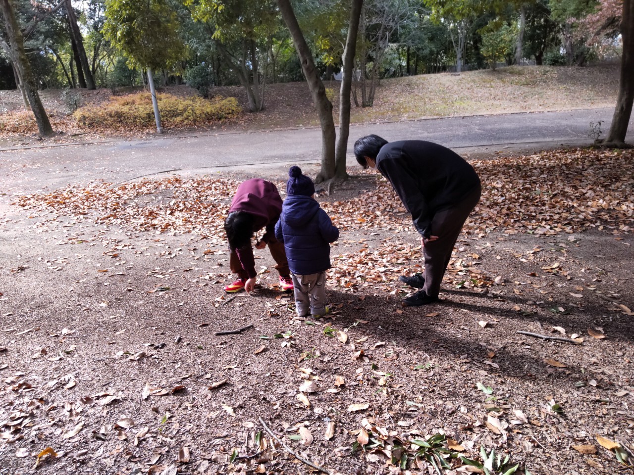 花博記念公園鶴見緑地で遊ぶ児童発達支援と放課後等デイサービスの子供と職員