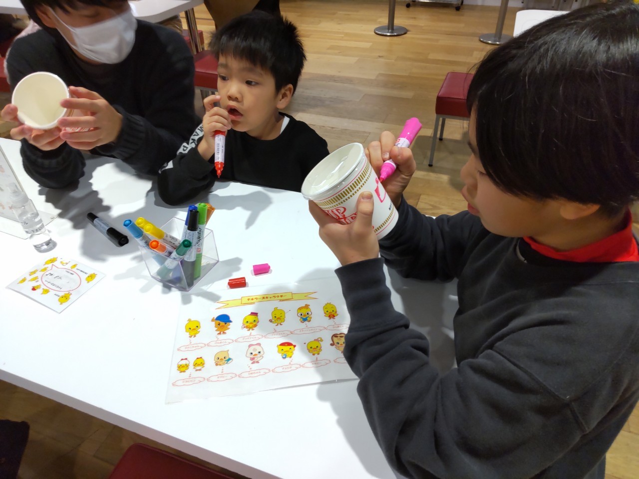 大阪池田のカップヌードルミュージアムにお出掛けした放課後デイサービスの子供たち