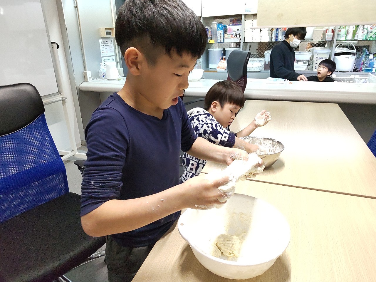 大阪市西成区の児童発達支援・放課後等デイサービスのうどん作り調理実習療育