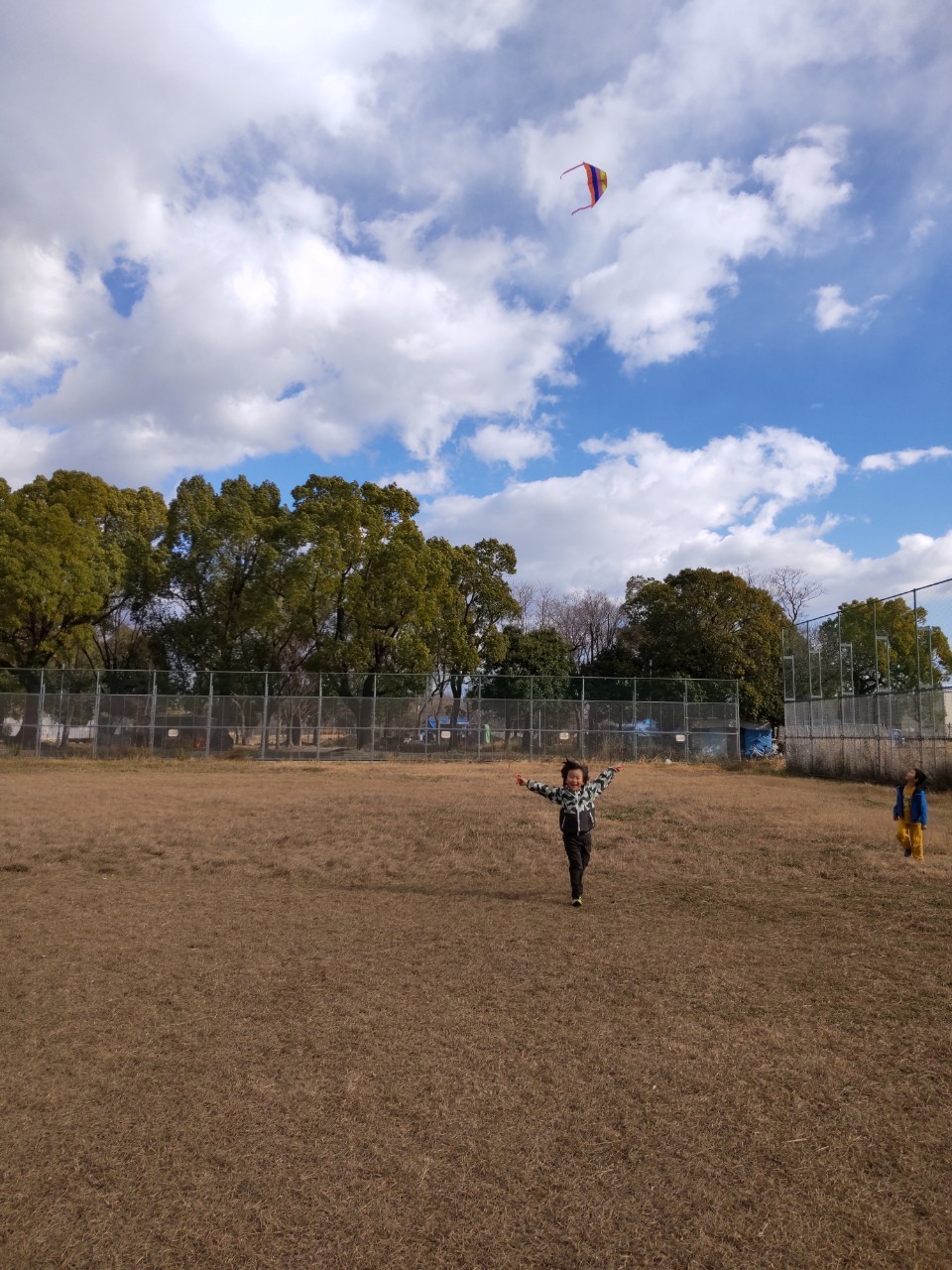 凧揚げなど正月遊びを楽しむオハナピースの利用児童