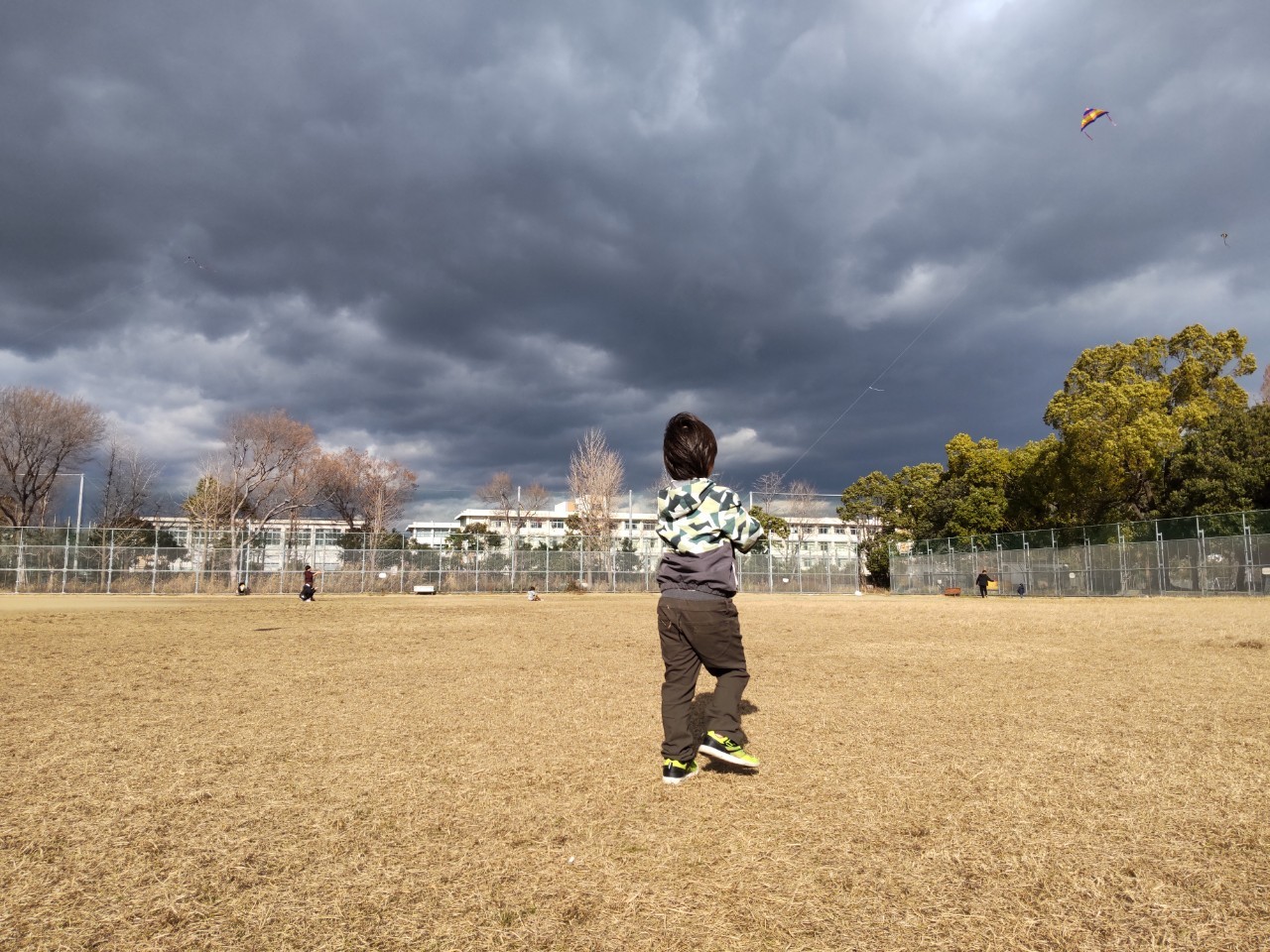大阪の西成公園で凧揚げをする小学生