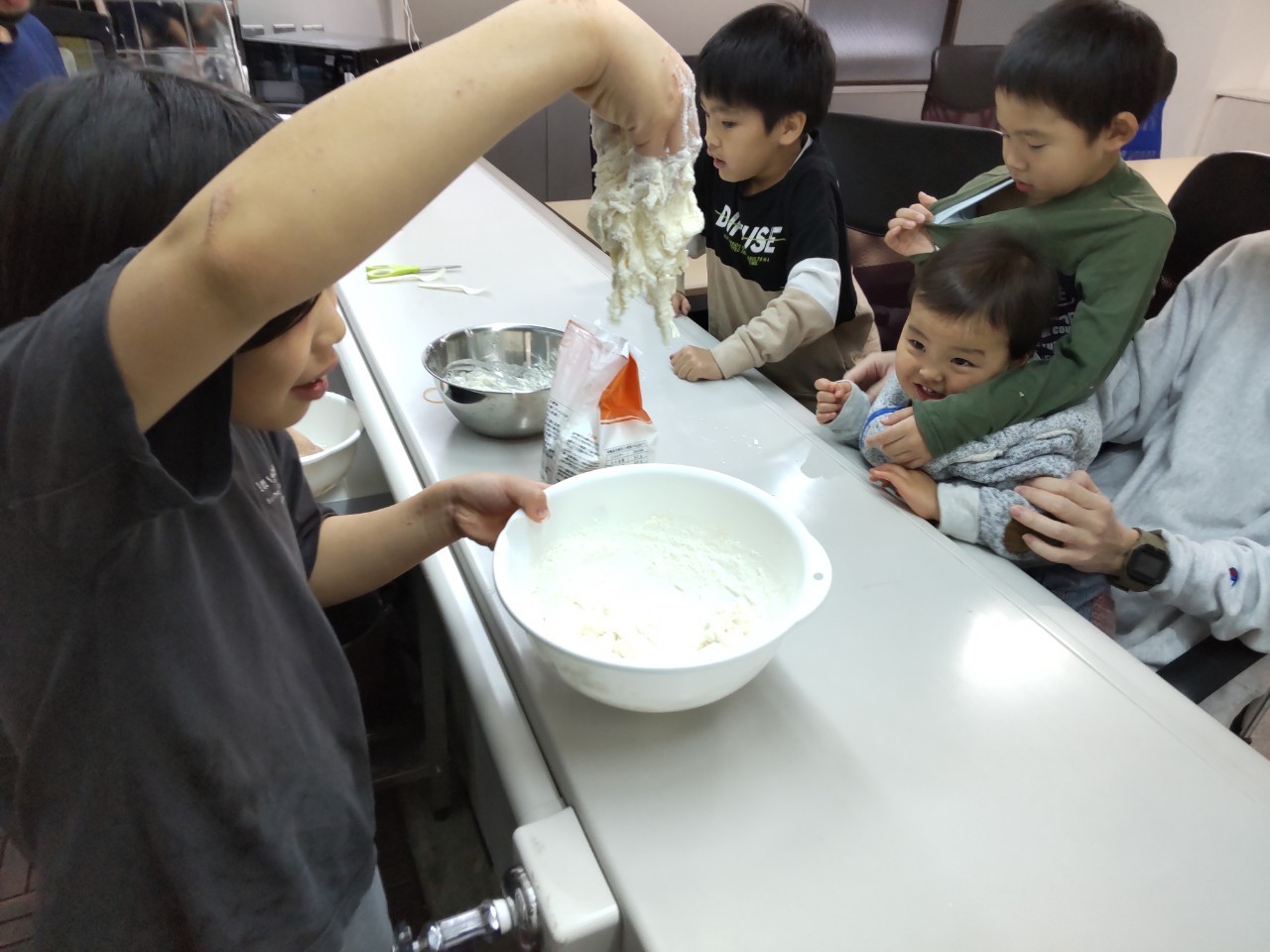 大阪市西成区の児童発達支援・放課後等デイサービスのうどん作り調理実習