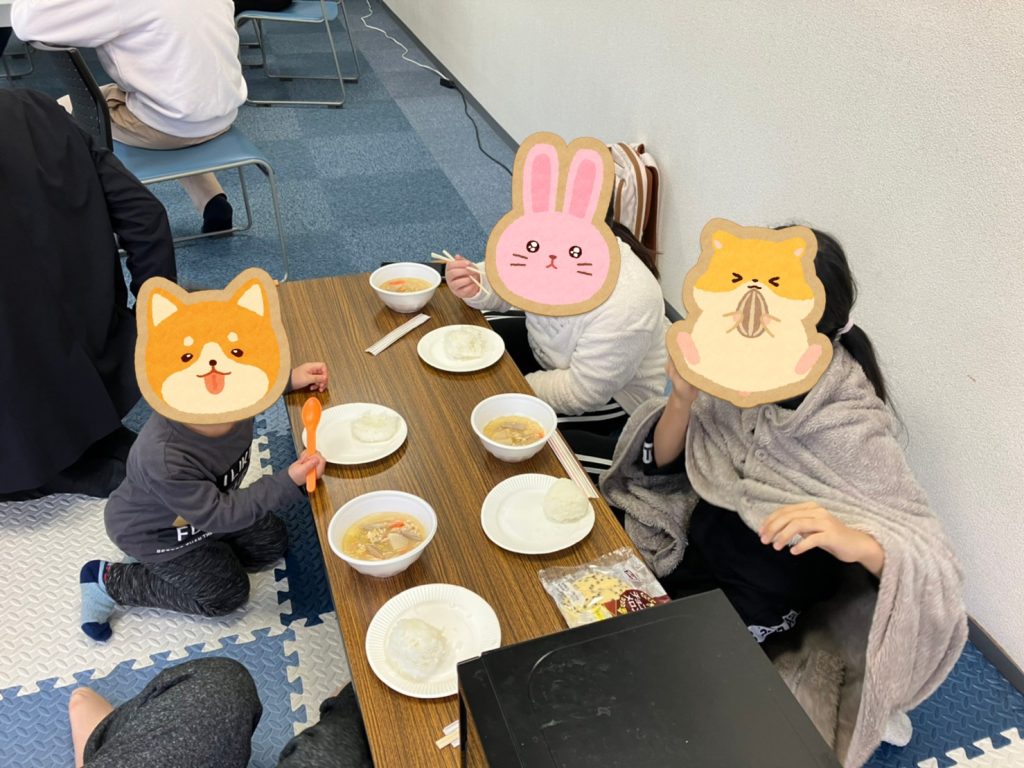 クッキングプログラムで豚汁を食べる小学生-大阪市浪速区、大正区の放課後等デイサービス オハナピース大阪日本橋-