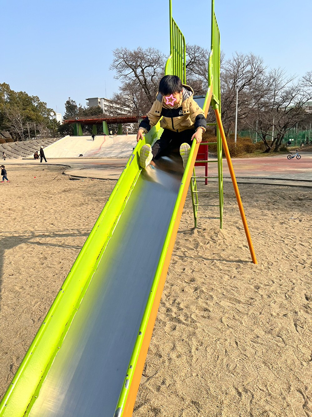 住之江公園のアスレチックで遊ぶ児童発達支援の子供
