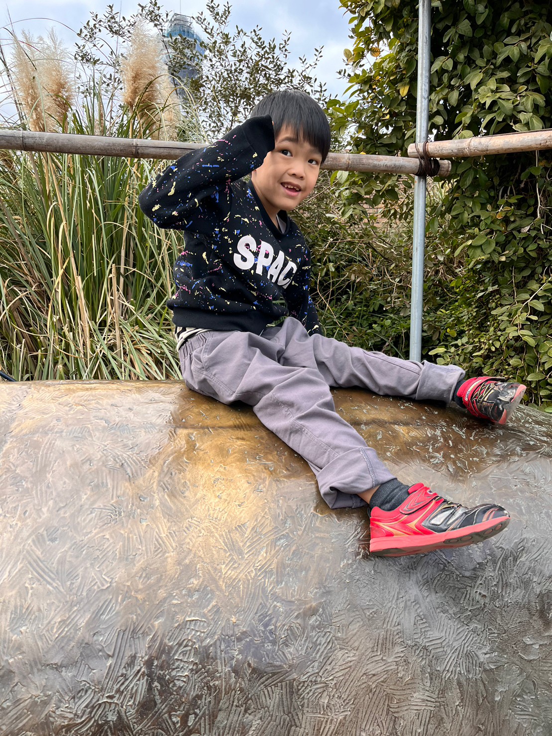 天王寺動物園の撮影スポットで写真を撮る小学生
