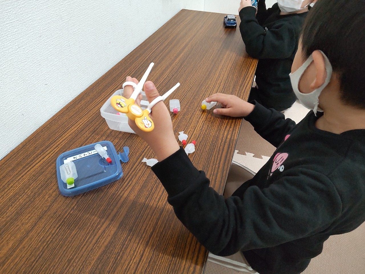 大阪市の放課後等デイサービス、児童発達支援事業所オハナピースのお箸の使い方の勉強
