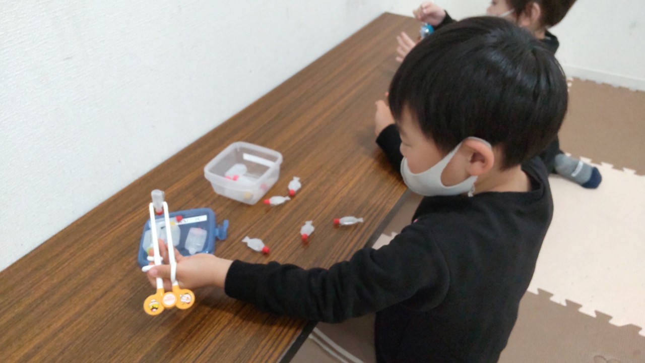 大阪市の児童発達支援事業所オハナピースの保育園児のお箸の練習