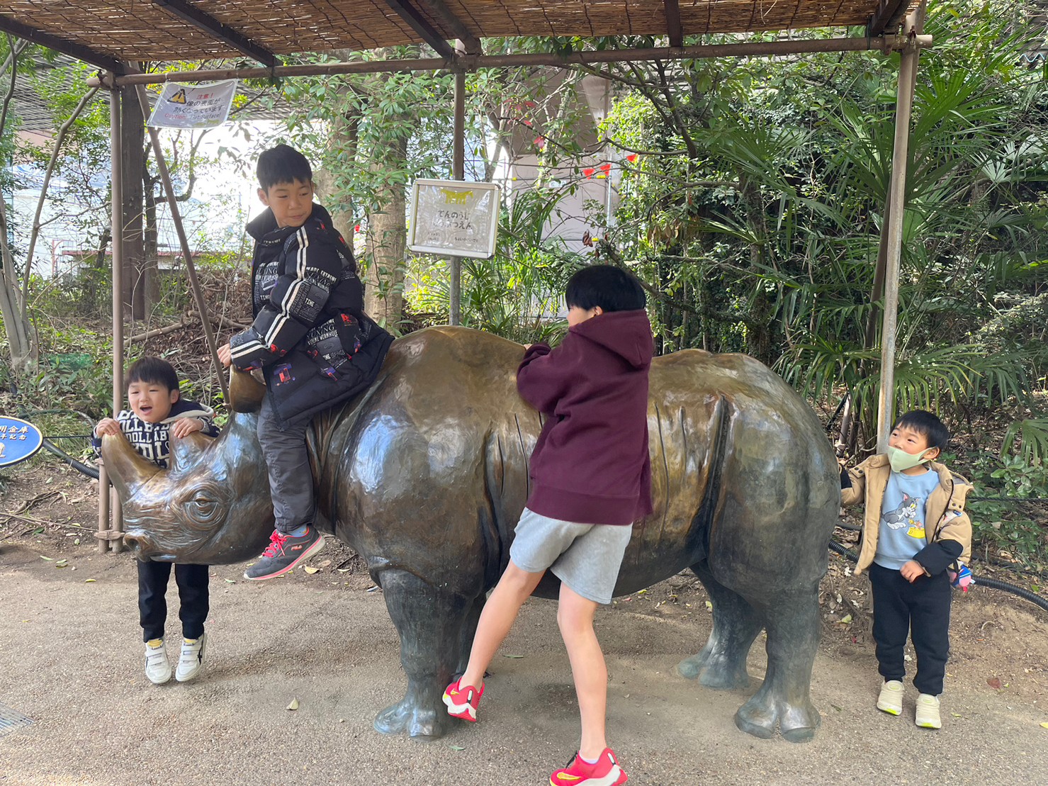 大阪市の放課後デイ、児童発達支援オハナピースの天王寺動物園お出掛け集合写真