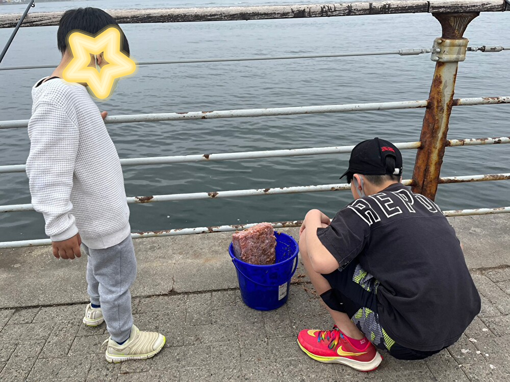大阪市西成区の放課後等デイサービス、オハナピース花園町の釣りをする小学生