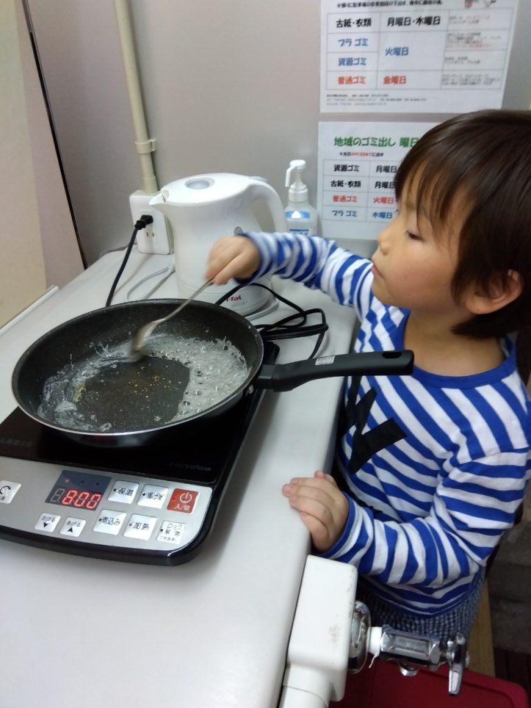 大阪市西成区の放課後等デイサービス、お菓子を作るオハナピースの児童