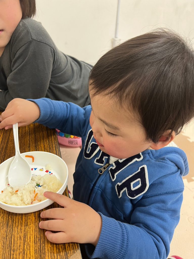 大阪市西成区の放課後等デイサービス、作ったご飯を食べるオハナピースの児童