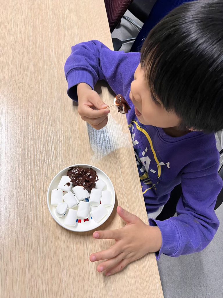 大阪市西成区の放課後等デイサービス、オハナピース花園町のマシュマロを食べる子供