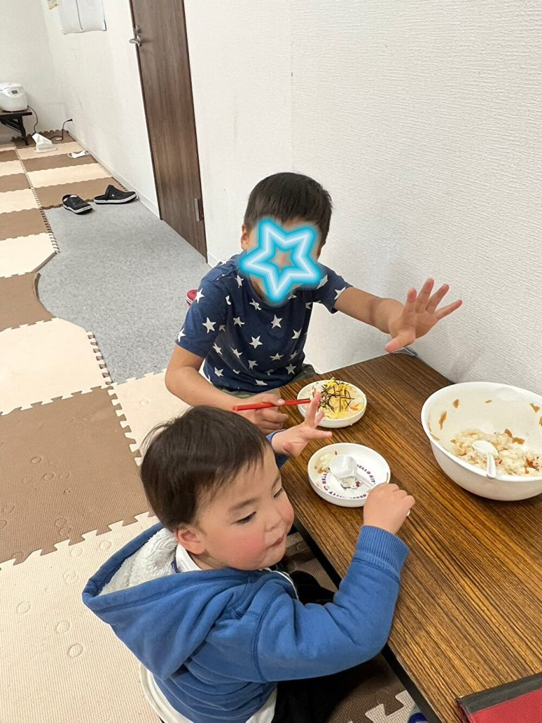 大阪市西成区の放課後等デイサービス、料理をするオハナピース花園町の子供