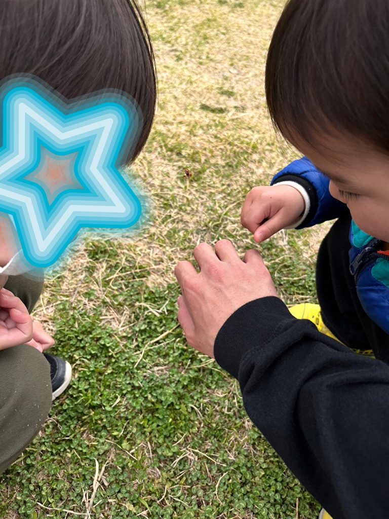 大阪市西成区の放課後等デイサービス、オハナピース花園町の虫取りをする子供