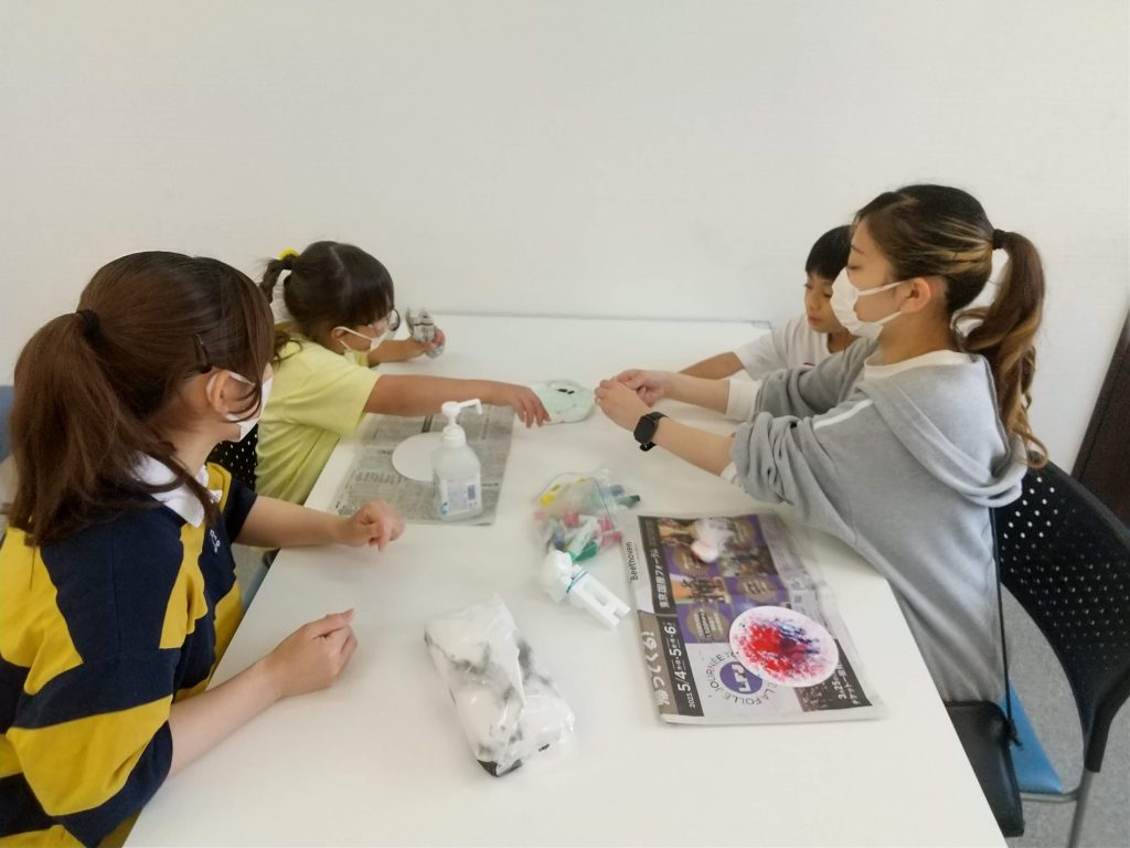 埼玉県所沢市の放課後等デイサービス・児童発達支援事業所、オハナピース新所沢の子どもたちの様子です。ぷちぷちを使って、自分の好きな色の花を作りました！