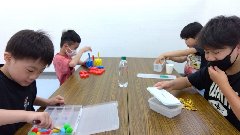 埼玉県所沢市の放課後等デイサービス・児童発達支援事業所、オハナピース新所沢の子どもたちの様子です。