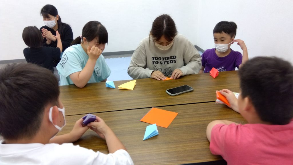 埼玉県所沢市の放課後等デイサービス・児童発達支援事業所、オハナピース新所沢の子どもたちの様子です。折り紙で傘作り。