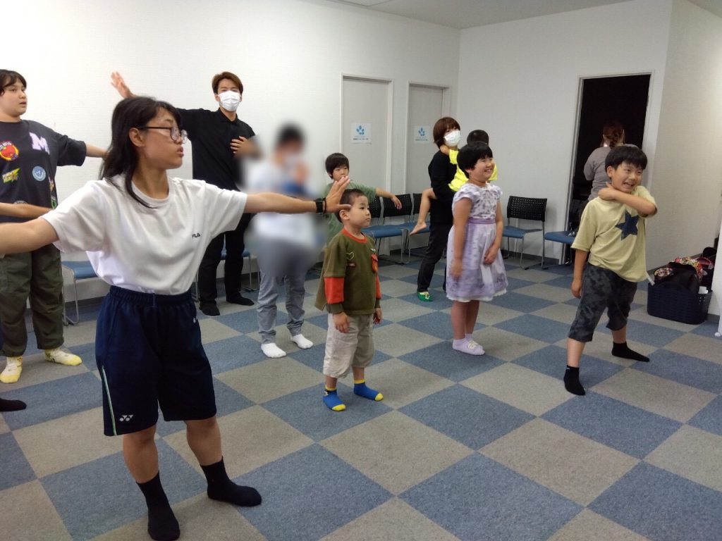 ダンスの振り付けを教わる児童