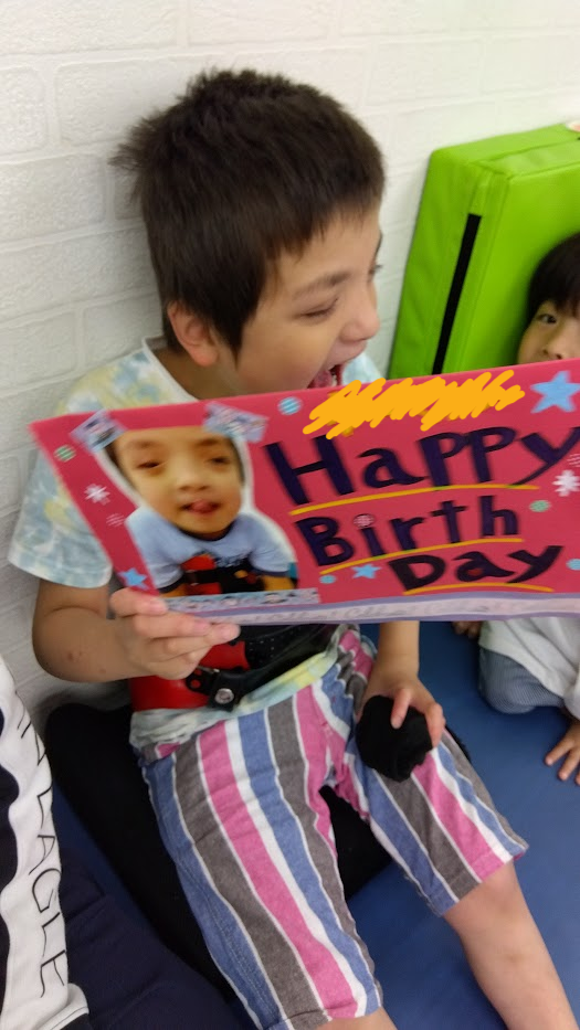 埼玉県所沢市の放課後等デイサービス・児童発達支援事業所、オハナピース新所沢の子どもたちの様子です。
プレゼントのカードを貰って嬉しそうな笑顔
