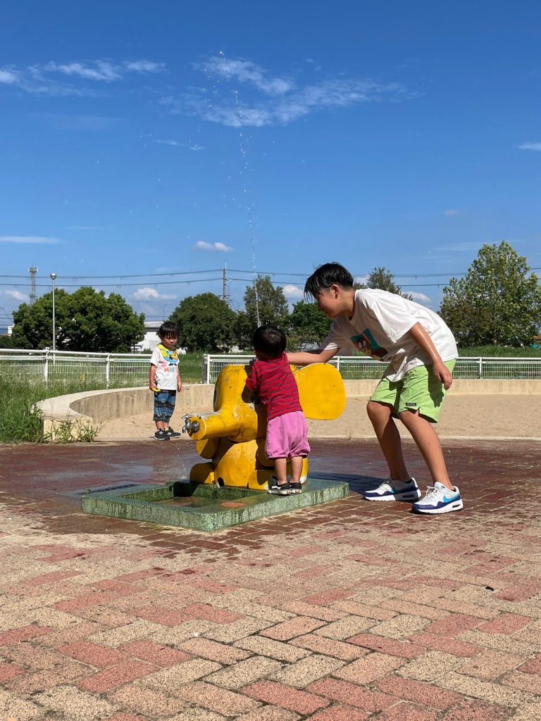 オハナピース花園町
大泉緑地の噴水で遊ぶ児童